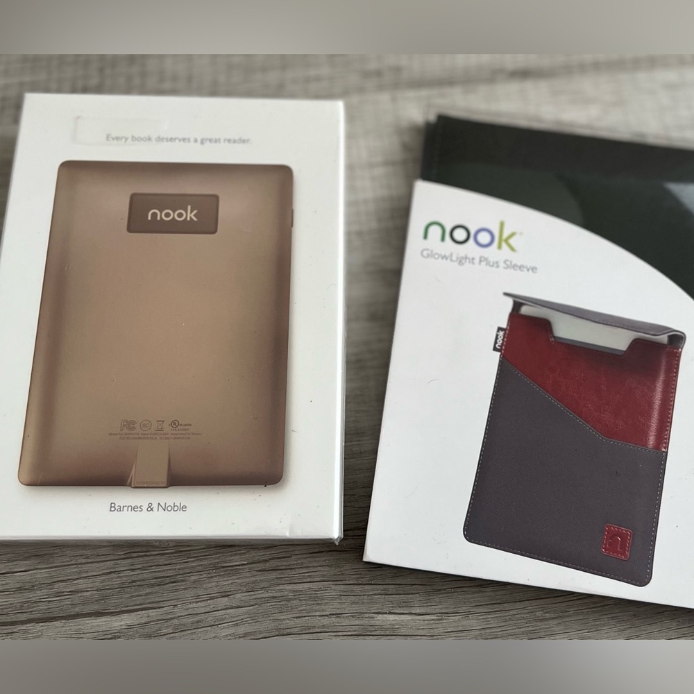 NEW Barnes & Noble Nook GlowLight Plus Ereader & GlowLight Plus Sleeve BNRV510